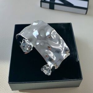 STATEMENT CUFF BRACELET IN METALLIC SILVER